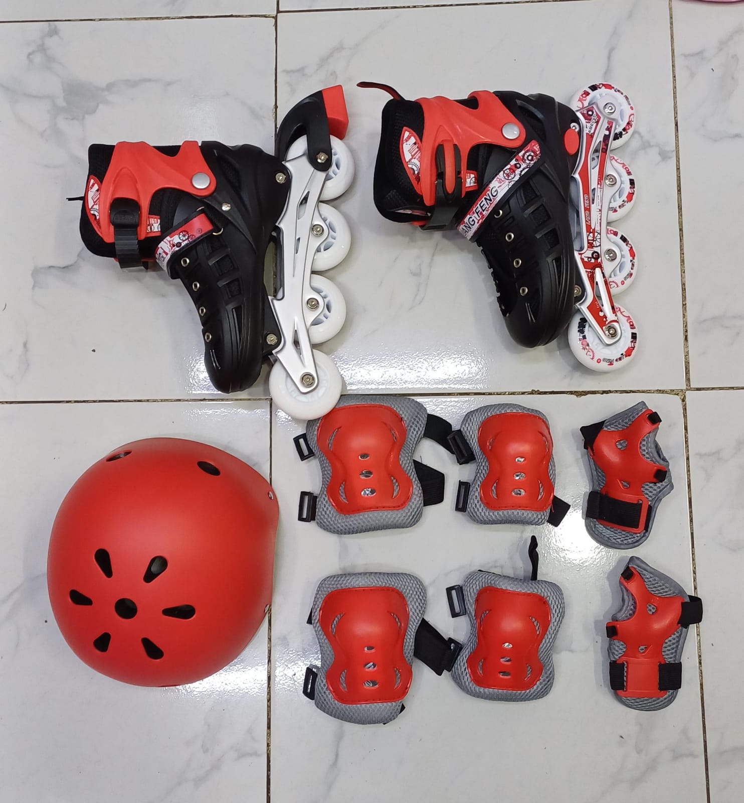 Complete Rubber-Wheel Inline Skating Set with Roller Skates, Ventilated Helmet, Knee Pads, Elbow Pads, Wrist Guards and Adjustment Key