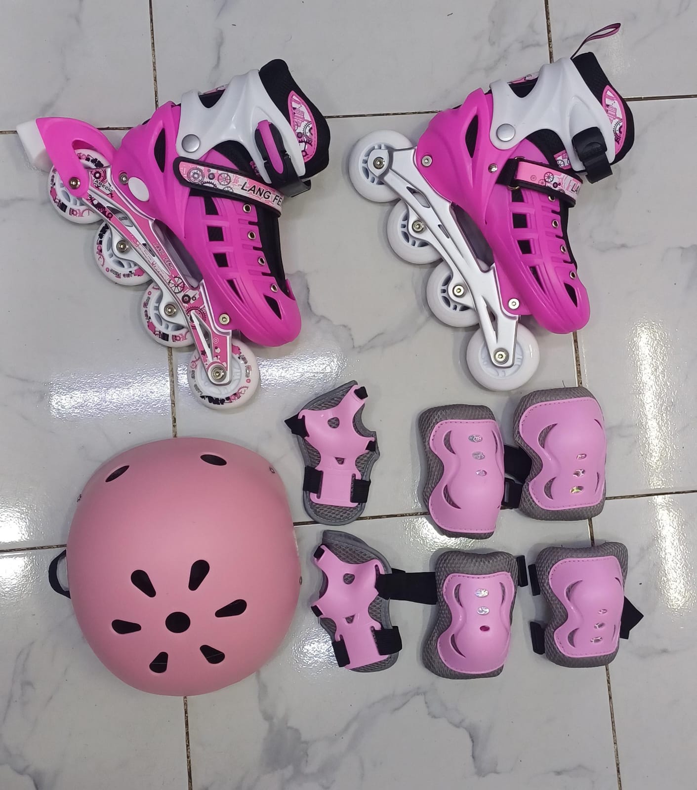 Complete Rubber-Wheel Inline Skating Set with Roller Skates, Ventilated Helmet, Knee Pads, Elbow Pads, Wrist Guards and Adjustment Key