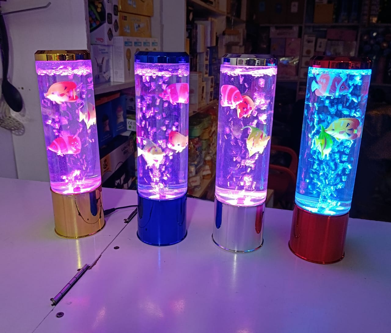 28cm Colour-Changing LED Bubble Aquarium Column Lamp with 5 Artificial Fish – Electric Decorative Water Tower