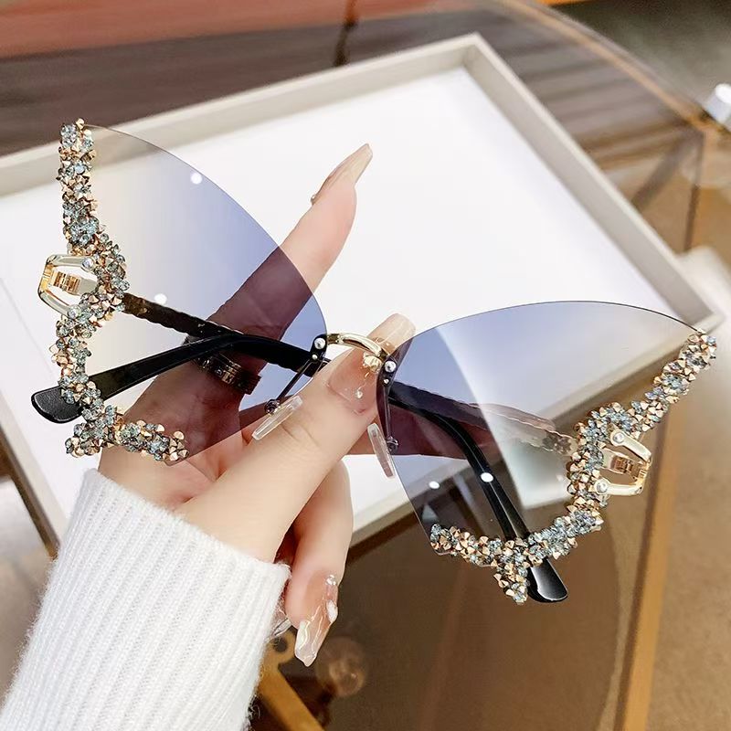 Luxury Rhinestone Butterfly Sunglasses Women UV400 Fashion Cat Eye Crystal Shades Gradient Lens Party Eyewear Elegant Oversized Sunglasses for Ladies