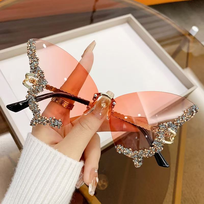 Luxury Rhinestone Butterfly Sunglasses Women UV400 Fashion Cat Eye Crystal Shades Gradient Lens Party Eyewear Elegant Oversized Sunglasses for Ladies