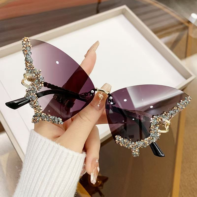 Luxury Rhinestone Butterfly Sunglasses Women UV400 Fashion Cat Eye Crystal Shades Gradient Lens Party Eyewear Elegant Oversized Sunglasses for Ladies