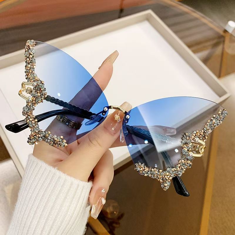 Luxury Rhinestone Butterfly Sunglasses Women UV400 Fashion Cat Eye Crystal Shades Gradient Lens Party Eyewear Elegant Oversized Sunglasses for Ladies