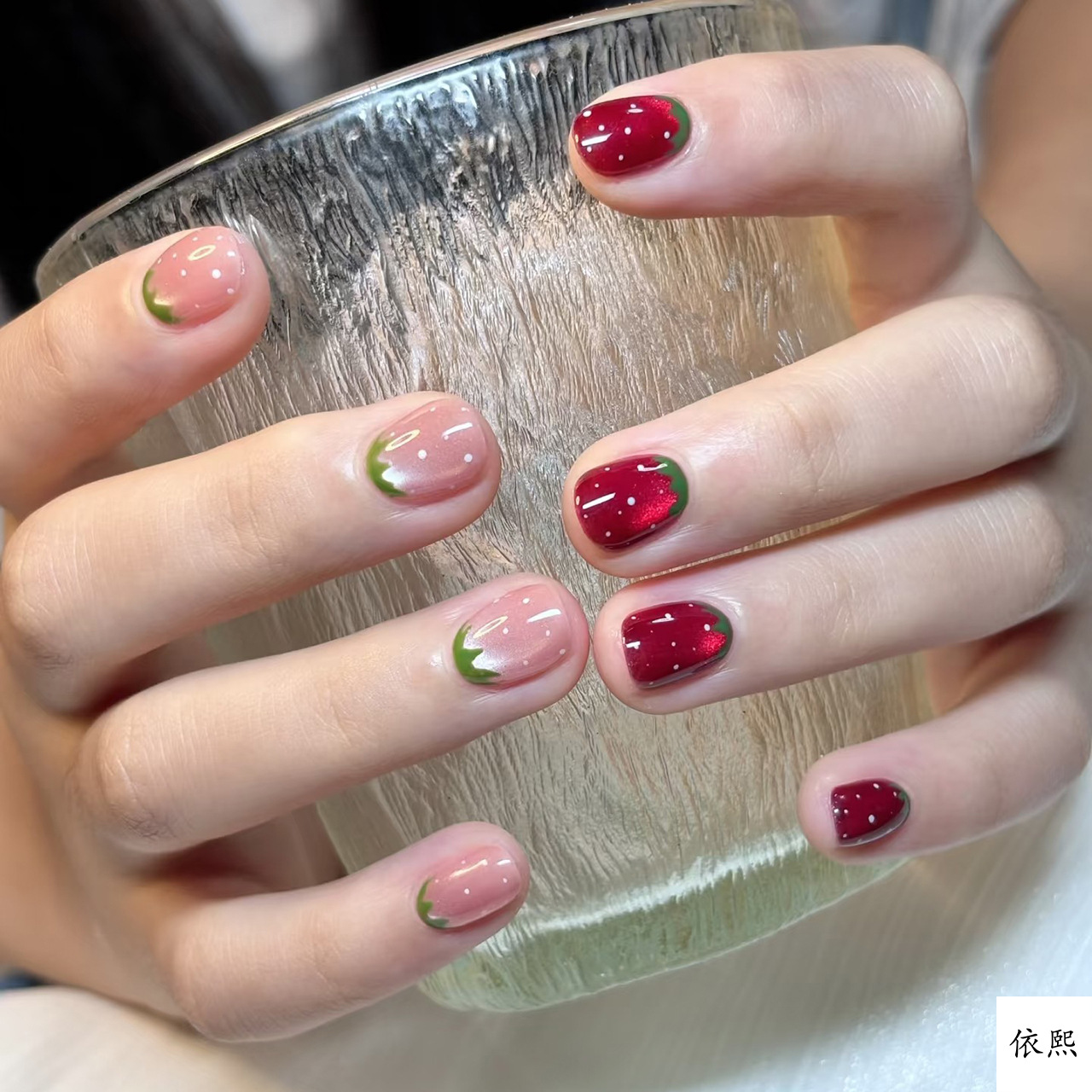 10/30PCS Strawberry Press On Nails Set Glossy Red Pink Short Fake Nails Cute Fruit Design with Adhesive Tabs for Women Girls DIY Manicure view 6