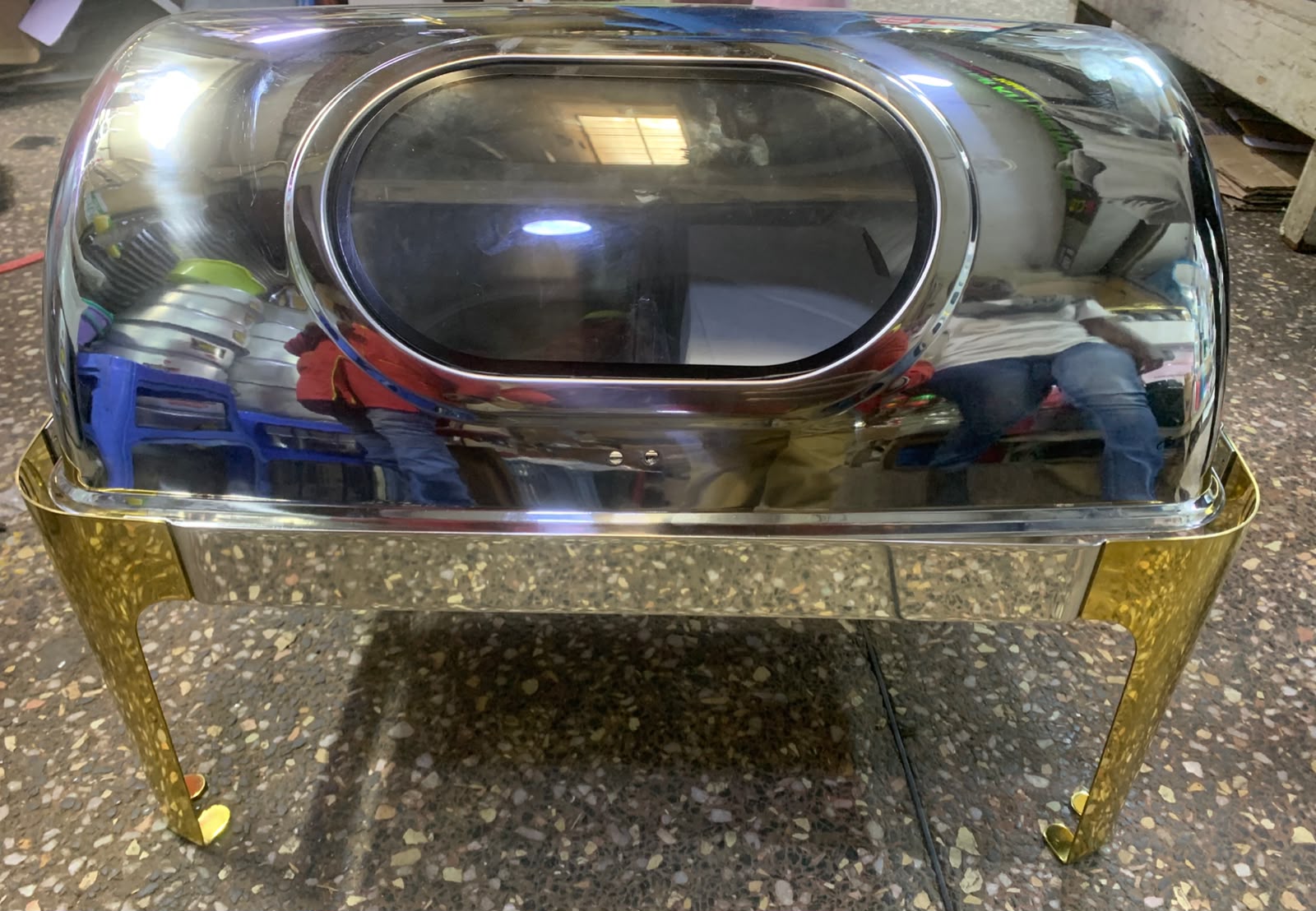 Roll-Top Chafing Dish – Stainless Steel with Gold Legs- Serve your meals elegantly with this Roll-Top Chafing Dish, made with a durable stainless-steel body and stylish gold-finished legs.