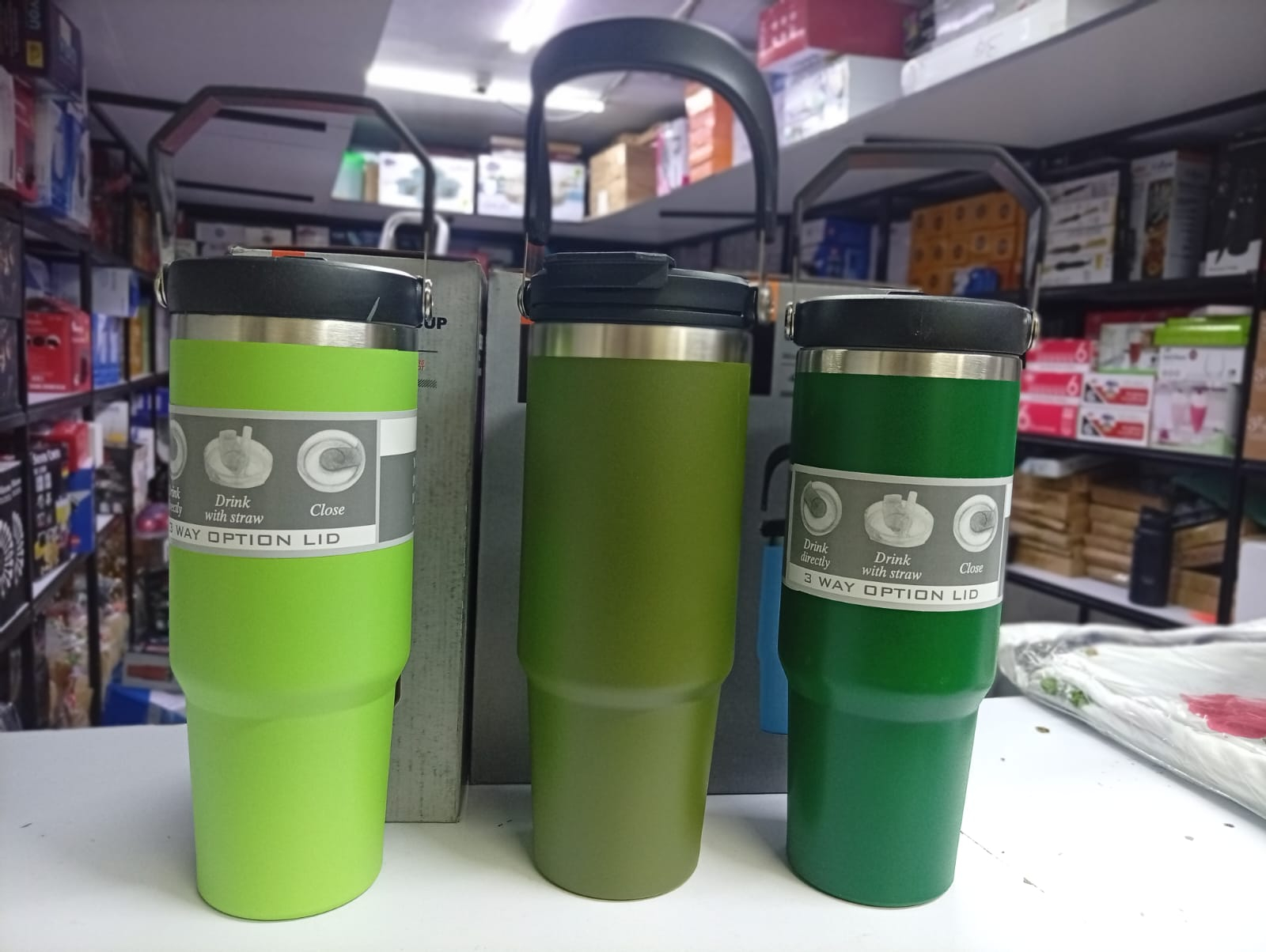This insulated stainless steel tumbler is a stylish and practical drinkware solution designed for both hot and cold beverages.