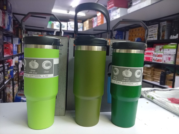 This insulated stainless steel tumbler is a stylish and practical drinkware solution designed for both hot and cold beverages.