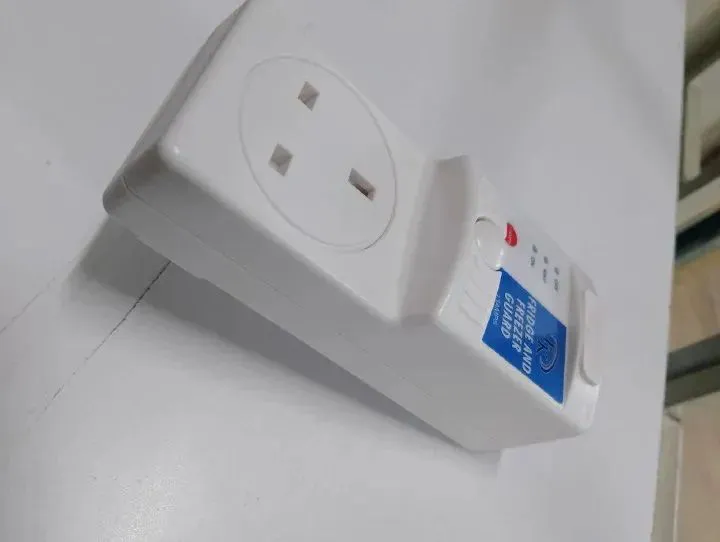 Fridge Guard 13A – Refrigerator Surge Protector & Voltage Stabilizer Against Power Surges and Fluctuations Freezer Guard White Fridge Guard Protector