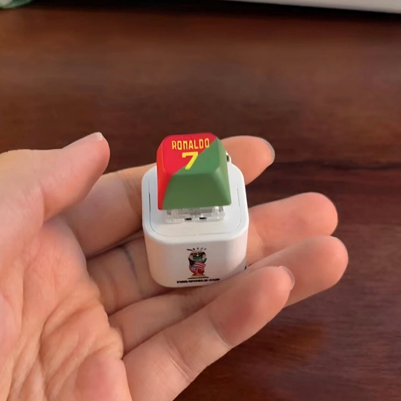 Cristiano Ronaldo "Siu" Sound-Button Keychain & Light-Up Bag Charm – 2026 World Cup Fan Merchandise & Souvenir