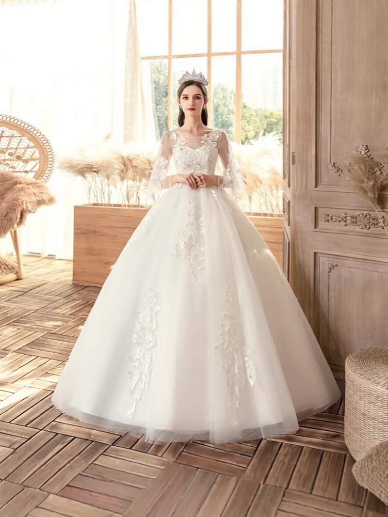 Plus Size Wedding Dress New Arrival Off-the-Shoulder Floor-Length Bridal Gown Luxury Lace Decoration Slimming Arm-Covering Design for Curvy Brides Perfect for Wedding Ceremony