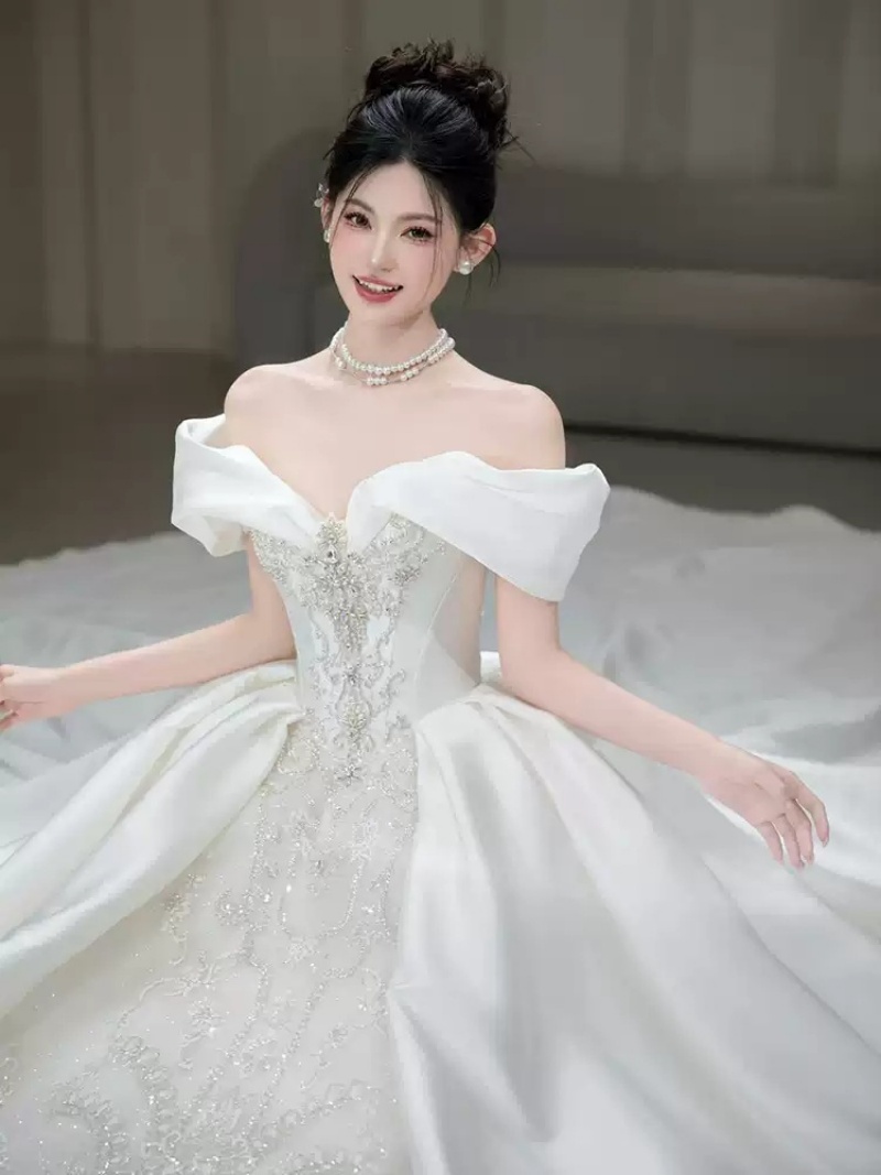 New Arrival French Style Plus Size Satin Wedding Dress Set Off-the-Shoulder Heavy Embellished Luxury Main Gown with Veil & Crown Classic Design Premium Texture for Petite Brides Elegant & Graceful