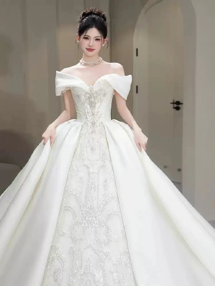 New Arrival French Style Plus Size Satin Wedding Dress Set Off-the-Shoulder Heavy Embellished Luxury Main Gown with Veil & Crown Classic Design Premium Texture for Petite Brides Elegant & Graceful