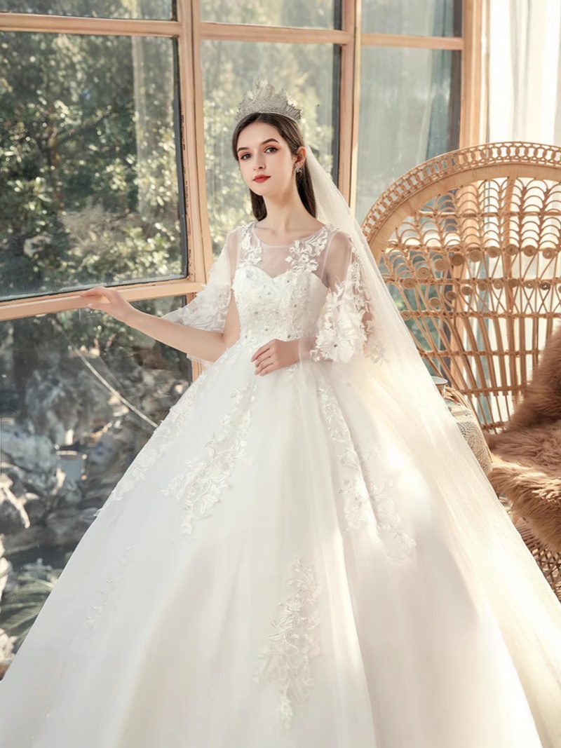 Plus Size Wedding Dress New Arrival Off-the-Shoulder Floor-Length Bridal Gown Luxury Lace Decoration Slimming Arm-Covering Design for Curvy Brides Perfect for Wedding Ceremony