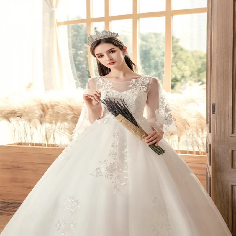 Plus Size Wedding Dress New Arrival Off-the-Shoulder Floor-Length Bridal Gown Luxury Lace Decoration Slimming Arm-Covering Design for Curvy Brides Perfect for Wedding Ceremony