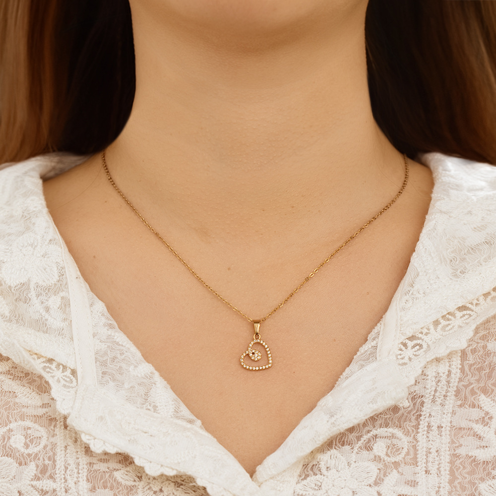 Cross border European and American new pendant necklace made of titanium steel that does not fade and inlaid with zircon stone. Mama lock pattern neck