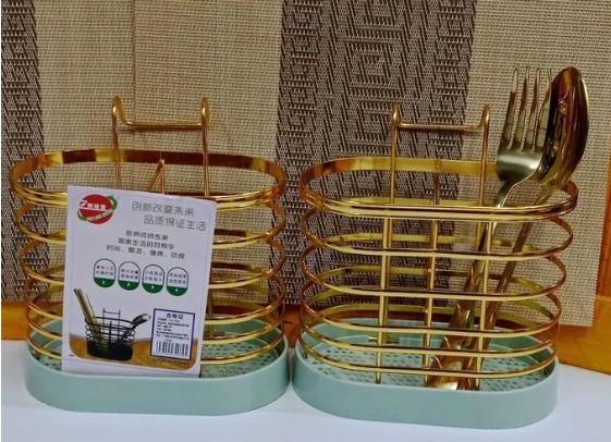 Golden spoon holderCrafted from Superior Steel specially plated for Long Life and Rust Prevention. A perfect blend of style and functionality, this cutlery holder will lend a subtle look to your table