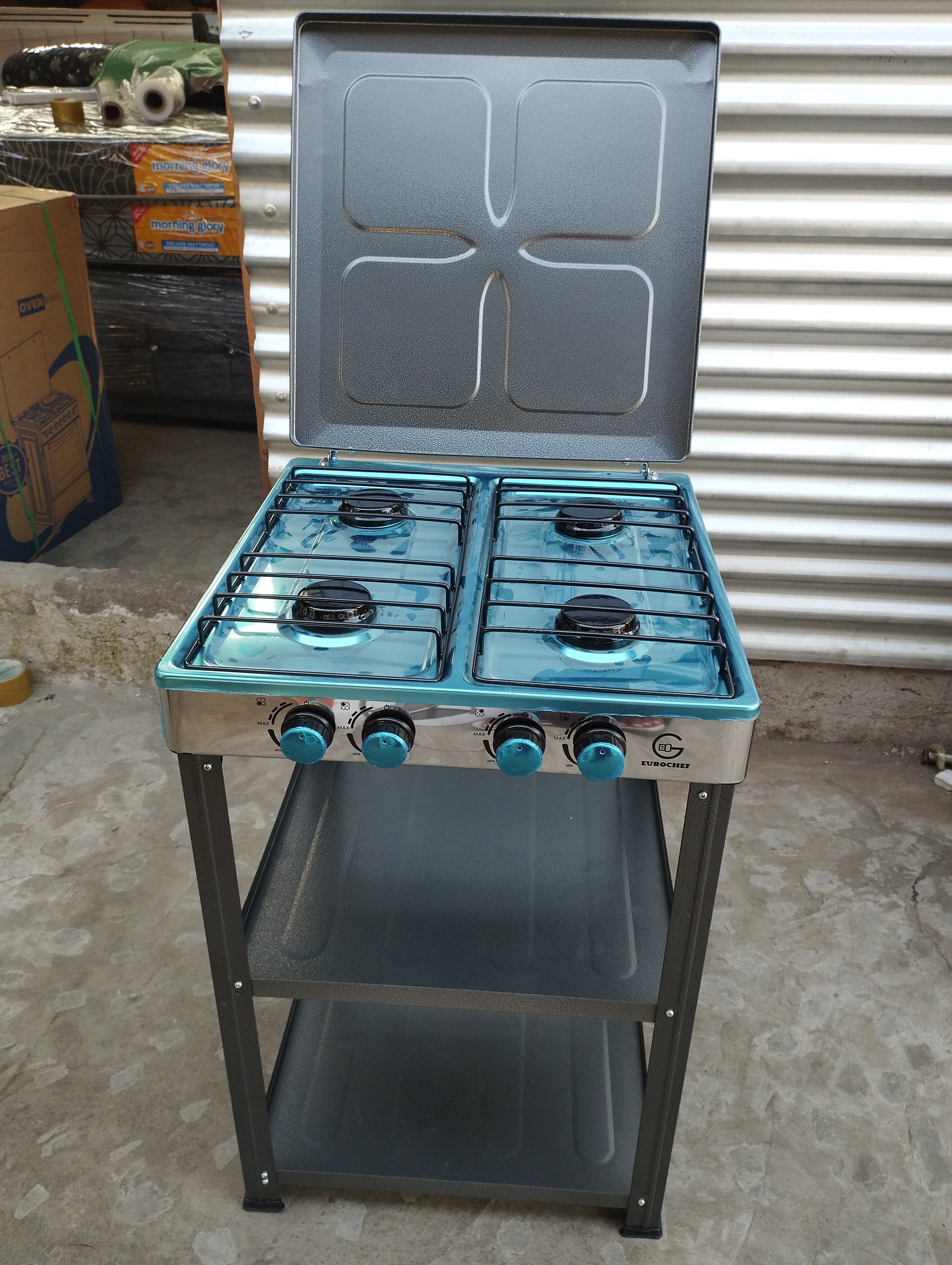 4Gas burners Eurochef cooker with shelves
Eurochef 4 Gas Burner Cooker with Storage Shelves – Durable Multi-Functional Kitchen Cooker