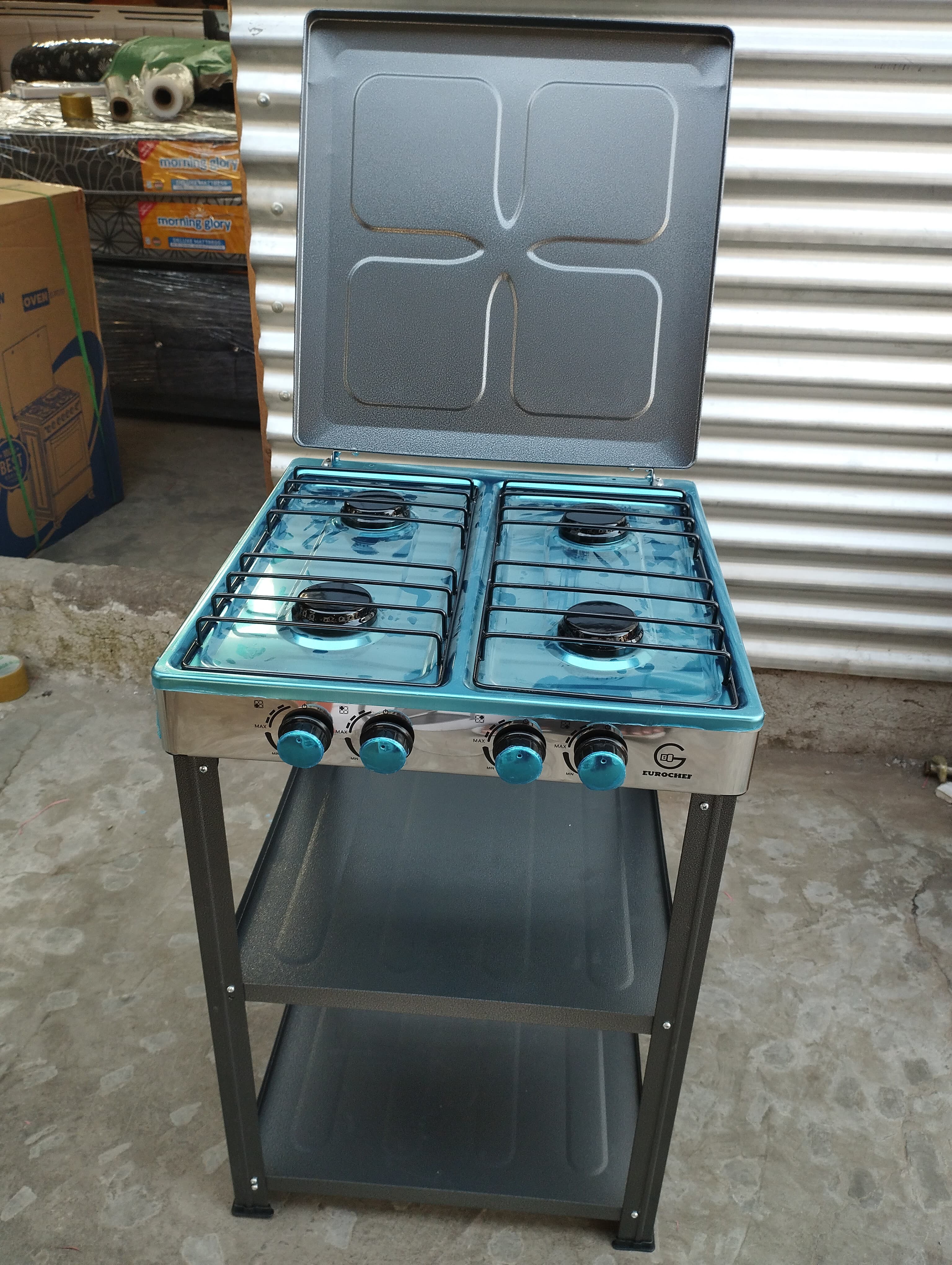 4Gas burners Eurochef cooker with shelves
Eurochef 4 Gas Burner Cooker with Storage Shelves – Durable Multi-Functional Kitchen Cooker