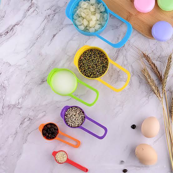 6pcs Multicolor Nesting Measuring Cups and Spoons Set Stackable Plastic Baking Measuring Spoons Kit Kitchen Liquid Powder Measurement Tools Set with Long Handle for Home Baking Cook.