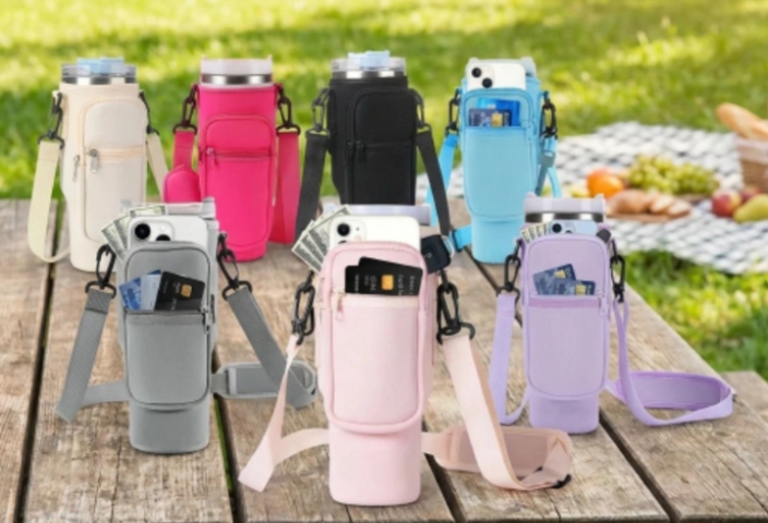 STANLEY CUP BAG WITH WATER BOTTLE CARRIER – CARRY YOUR TUMBLER IN STYLE! FEATURES A SECURE HOLDER, ADJUSTABLE STRAP, AND EXTRA POCKETS FOR YOUR PHONE, KEYS, AND ESSENTIALS. PERFECT FOR TRAVEL.