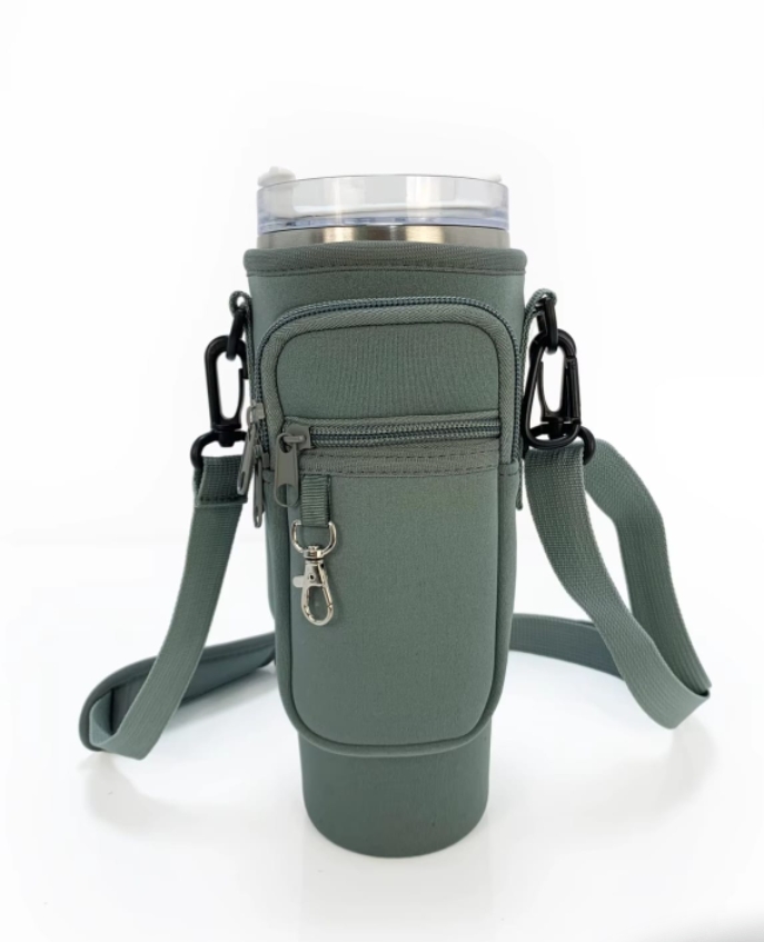 STANLEY CUP BAG WITH WATER BOTTLE CARRIER – CARRY YOUR TUMBLER IN STYLE! FEATURES A SECURE HOLDER, ADJUSTABLE STRAP, AND EXTRA POCKETS FOR YOUR PHONE, KEYS, AND ESSENTIALS. PERFECT FOR TRAVEL.