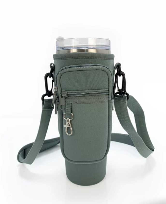 STANLEY CUP BAG WITH WATER BOTTLE CARRIER – CARRY YOUR TUMBLER IN STYLE! FEATURES A SECURE HOLDER, ADJUSTABLE STRAP, AND EXTRA POCKETS FOR YOUR PHONE, KEYS, AND ESSENTIALS. PERFECT FOR TRAVEL.