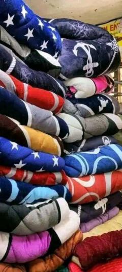 TC BRAND Single Woolen Duvets*

Size 6*6
No Bedsheet
No Pillow Cases


_Available at the Shop_