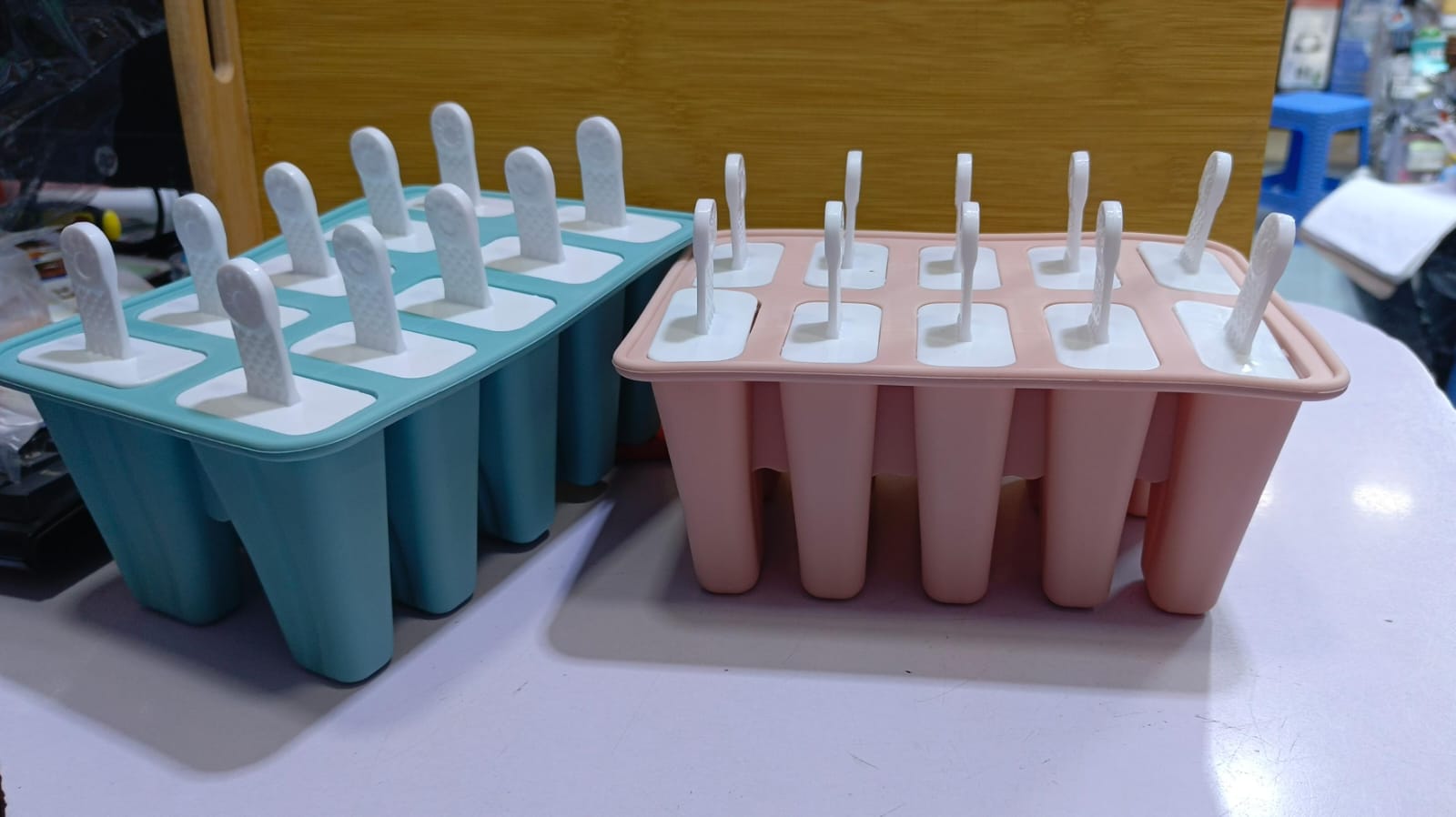 Reusable 10 Slot Set silicone Ice Cream Mold Popsicle Maker Box. Create treats using juices, purees, yogurt, fruit and ice cream. Suitable for treats around the home, in the kitchen, garden parties.