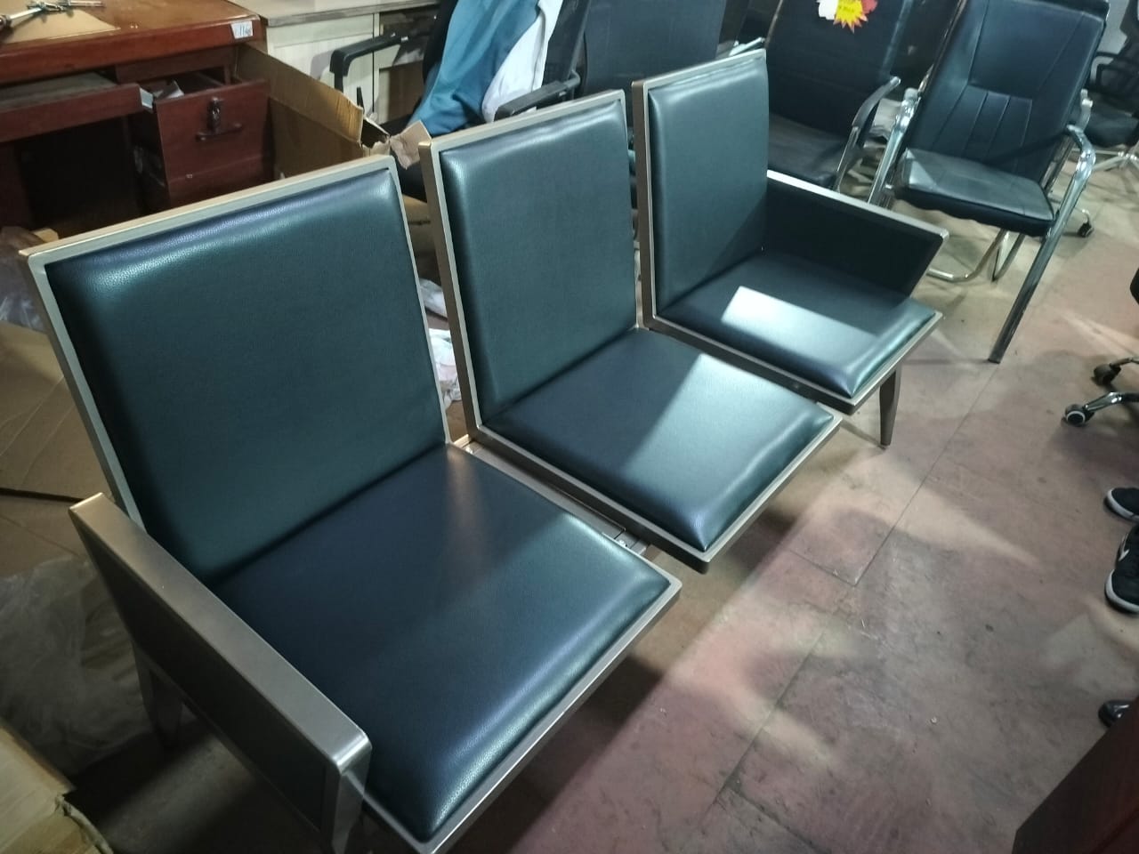 Executive 3-Seater Waiting Bench Sofa – Premium Metal Reception Airport Bench with Cushioned PU Leather Padding and Side Armrests for Office, Clinic Lounge, Salon, Bank