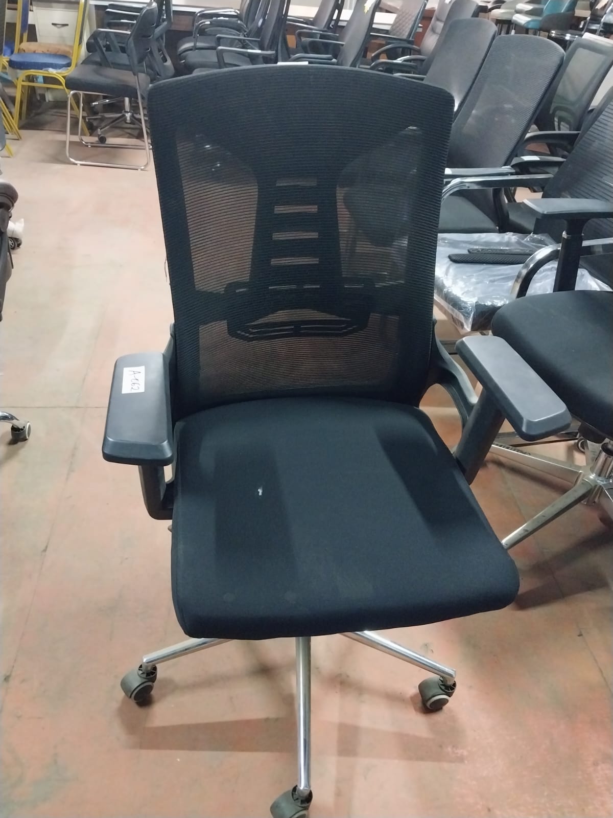 Ergonomic Mesh Office Chair Mid-Back Desk Chair with Built-In Lumbar Support, Comfort Padded Cushion, 360° Swivel Chrome 5-Star Base for Home Office, Workspace (Black)