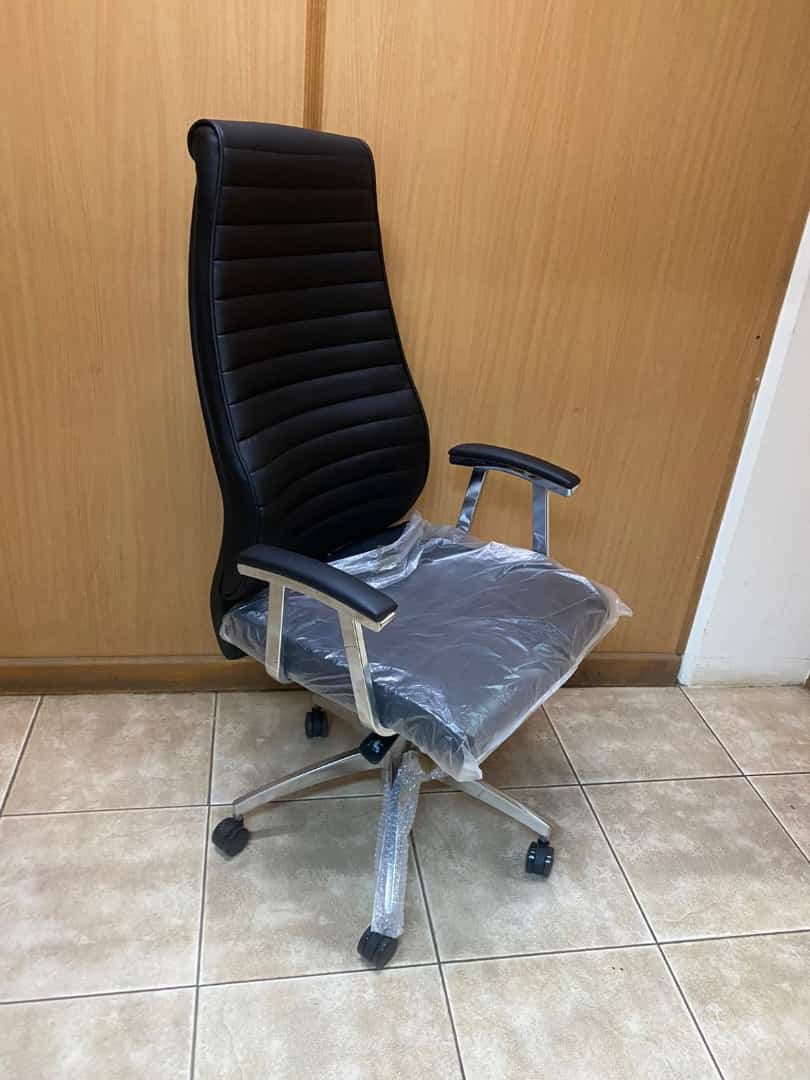 Premium Executive Office Chair – High-Back Ribbed PU Leather Desk Chair with Padded Chrome Armrests & 360° Swivel Base for Work & Study (Black)