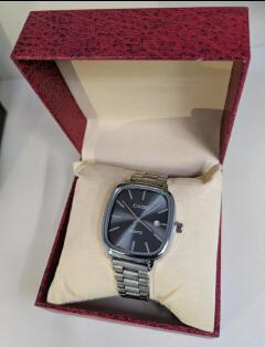 Classic Gold Cushion Quartz Wrist Watch for Men - Stainless Steel Bracelet + Gift Box*

2. *Luxury Square Dial Men's Casio Watch Gold Tone - Business Dress Watch