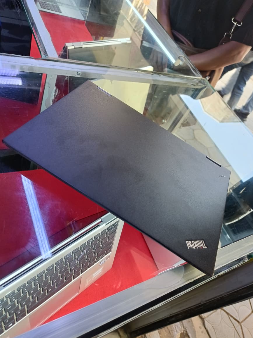 Lenovo ThinkPad Yoga 370 Core i5 7th Gen 8GB RAM 256GB SSD 13.3" FHD Touchscreen 2-in-1 Business Laptop