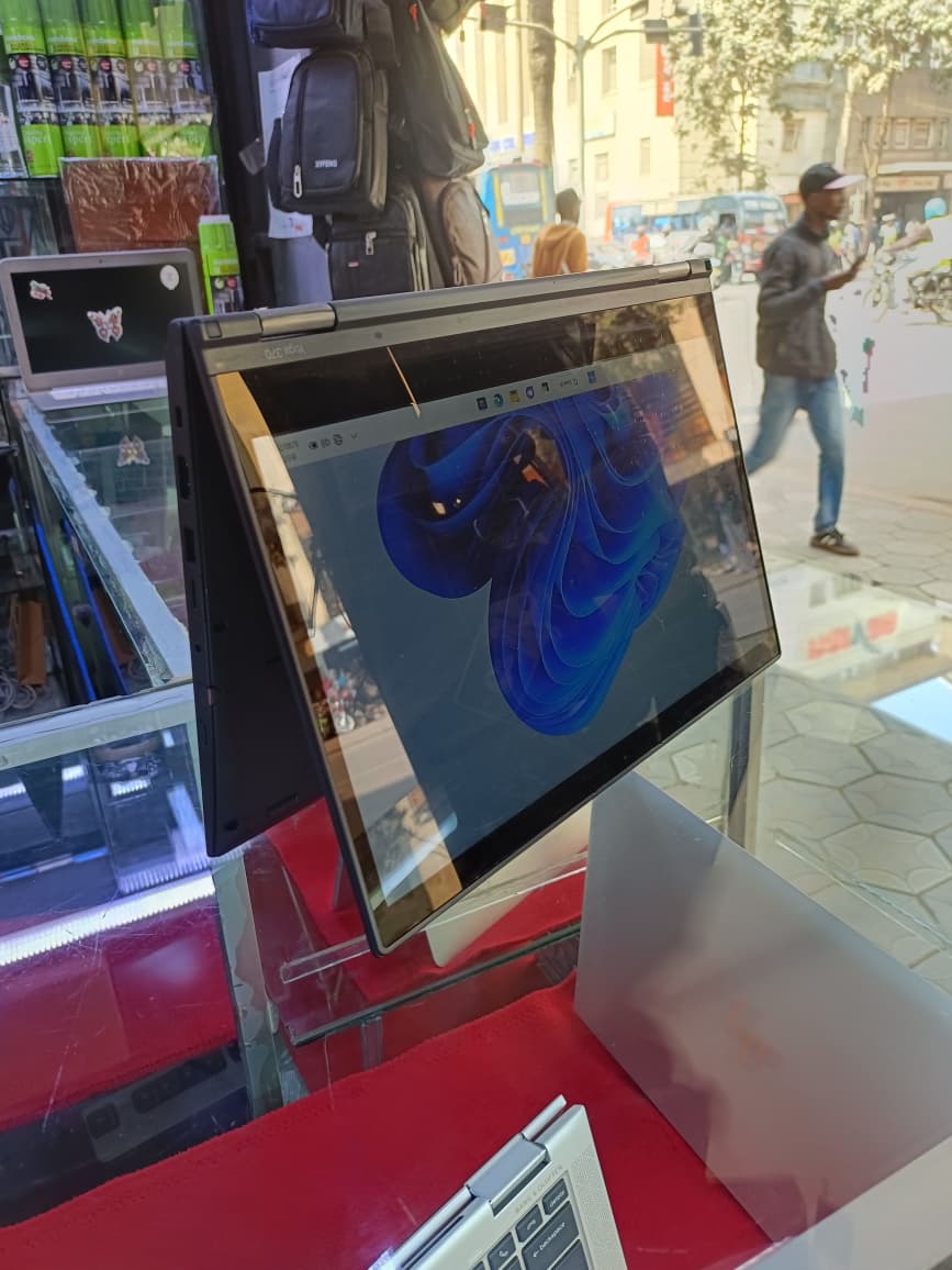 Lenovo ThinkPad Yoga 370 Core i5 7th Gen 8GB RAM 256GB SSD 13.3" FHD Touchscreen 2-in-1 Business Laptop