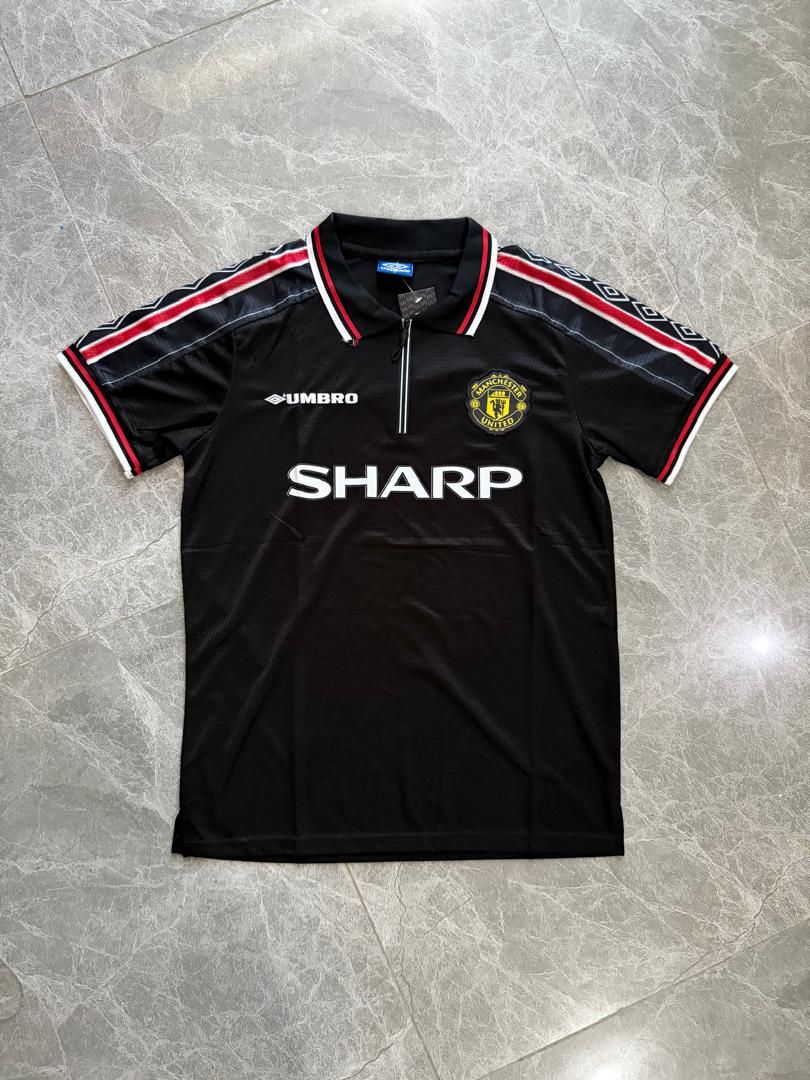 SHARP ERA Retro Jersey Season 1998-99. Kwa wale wanaopenda old school United, hii ni yenu! Retro jersey ya white. Fabric ni light na comfortable, fiti kwa kuvaa town, kwa mechi.