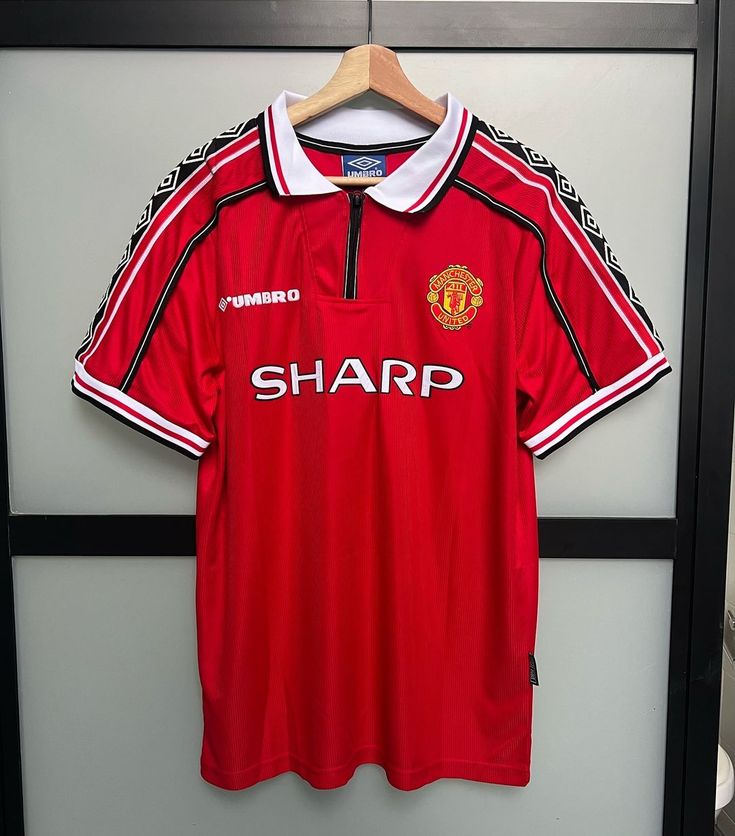 SHARP ERA Retro Jersey Season 1998-99. Kwa wale wanaopenda old school United, hii ni yenu! Retro jersey ya white. Fabric ni light na comfortable, fiti kwa kuvaa town, kwa mechi.