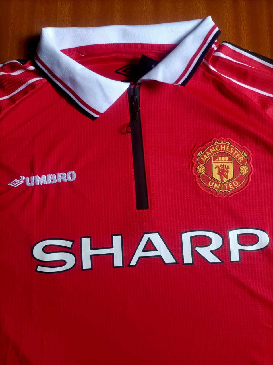 SHARP ERA Retro Jersey Season 1998-99. Kwa wale wanaopenda old school United, hii ni yenu! Retro jersey ya white. Fabric ni light na comfortable, fiti kwa kuvaa town, kwa mechi.