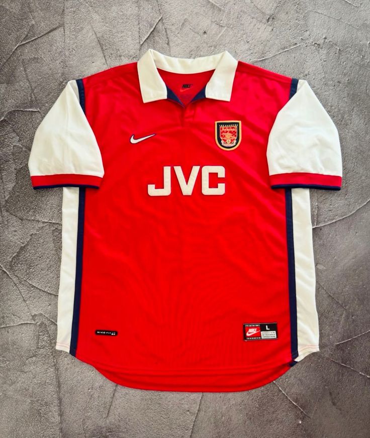SHARP ERA Retro Jersey Season 1998-99. Kwa wale wanaopenda old school United, hii ni yenu! Retro jersey ya white. Fabric ni light na comfortable, fiti kwa kuvaa town, kwa mechi.