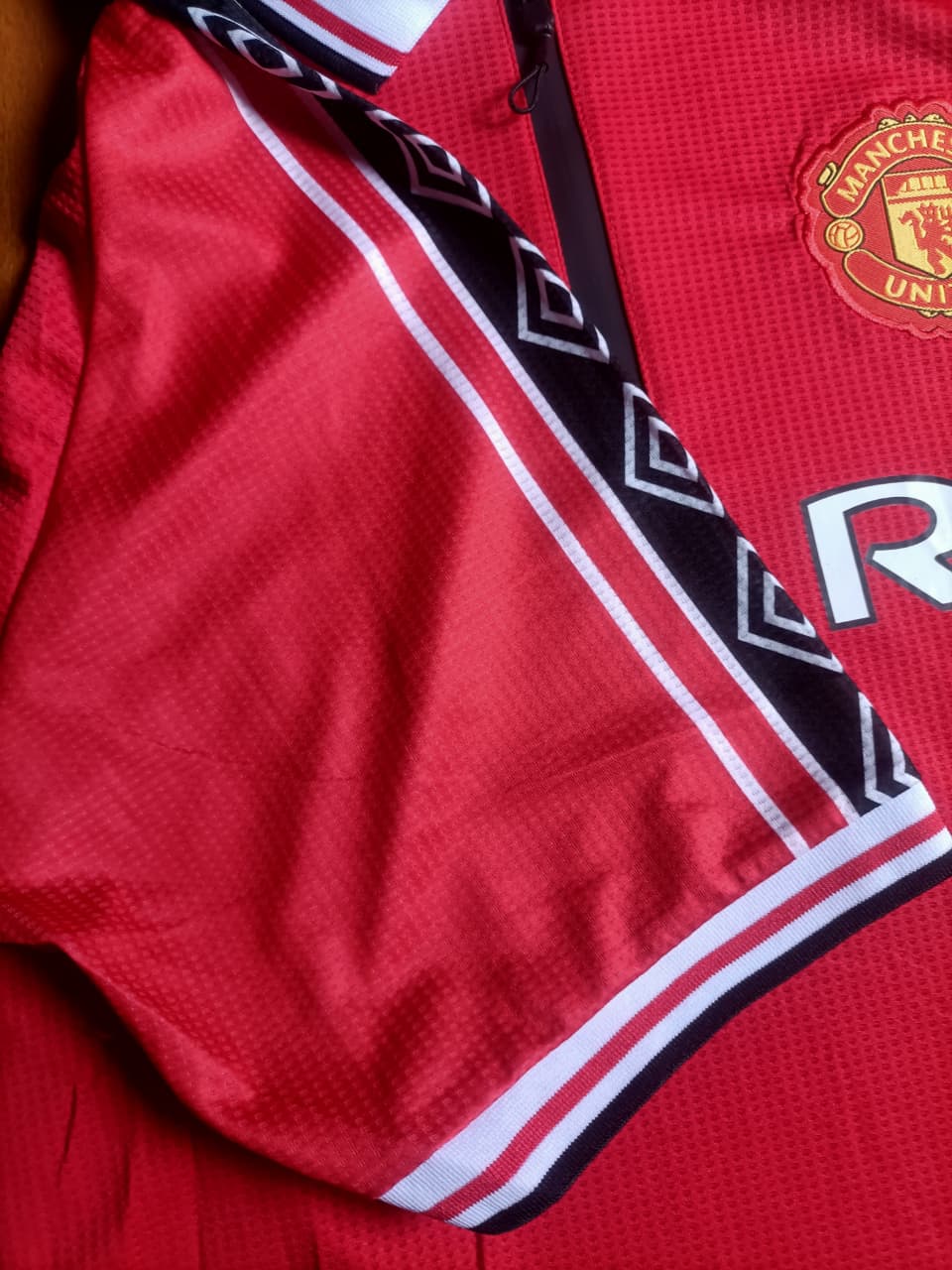 SHARP ERA Retro Jersey Season 1998-99. Kwa wale wanaopenda old school United, hii ni yenu! Retro jersey ya white. Fabric ni light na comfortable, fiti kwa kuvaa town, kwa mechi.
