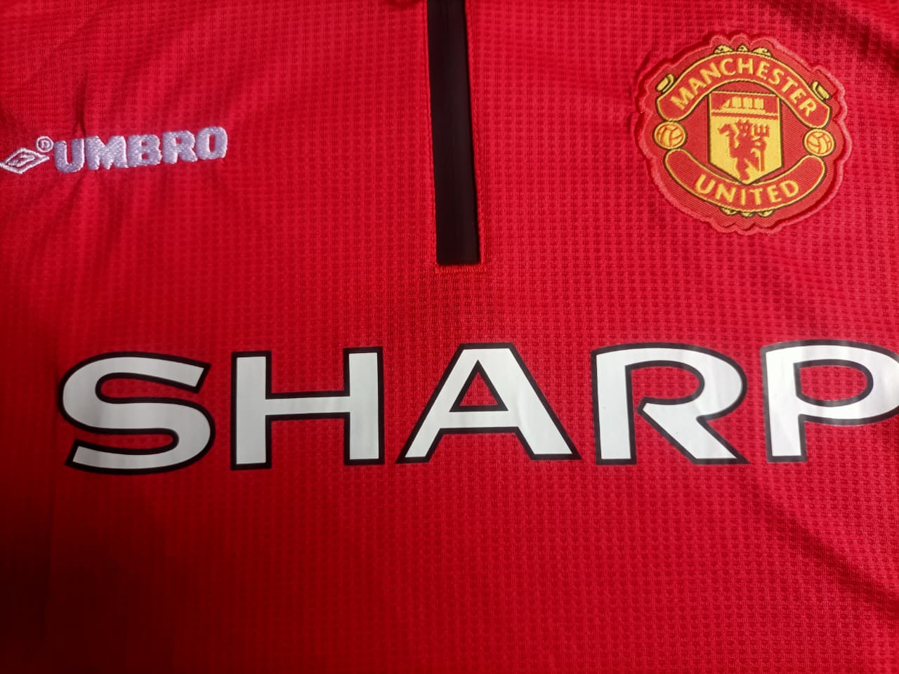 SHARP ERA Retro Jersey Season 1998-99. Kwa wale wanaopenda old school United, hii ni yenu! Retro jersey ya white. Fabric ni light na comfortable, fiti kwa kuvaa town, kwa mechi.