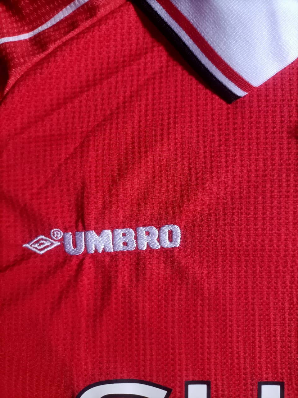 SHARP ERA Retro Jersey Season 1998-99. Kwa wale wanaopenda old school United, hii ni yenu! Retro jersey ya white. Fabric ni light na comfortable, fiti kwa kuvaa town, kwa mechi.