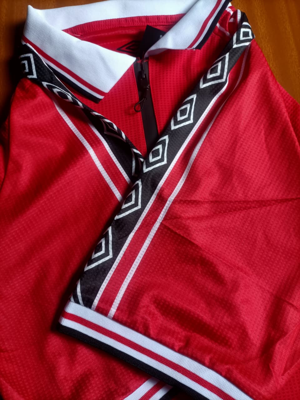 SHARP ERA Retro Jersey Season 1998-99. Kwa wale wanaopenda old school United, hii ni yenu! Retro jersey ya white. Fabric ni light na comfortable, fiti kwa kuvaa town, kwa mechi.