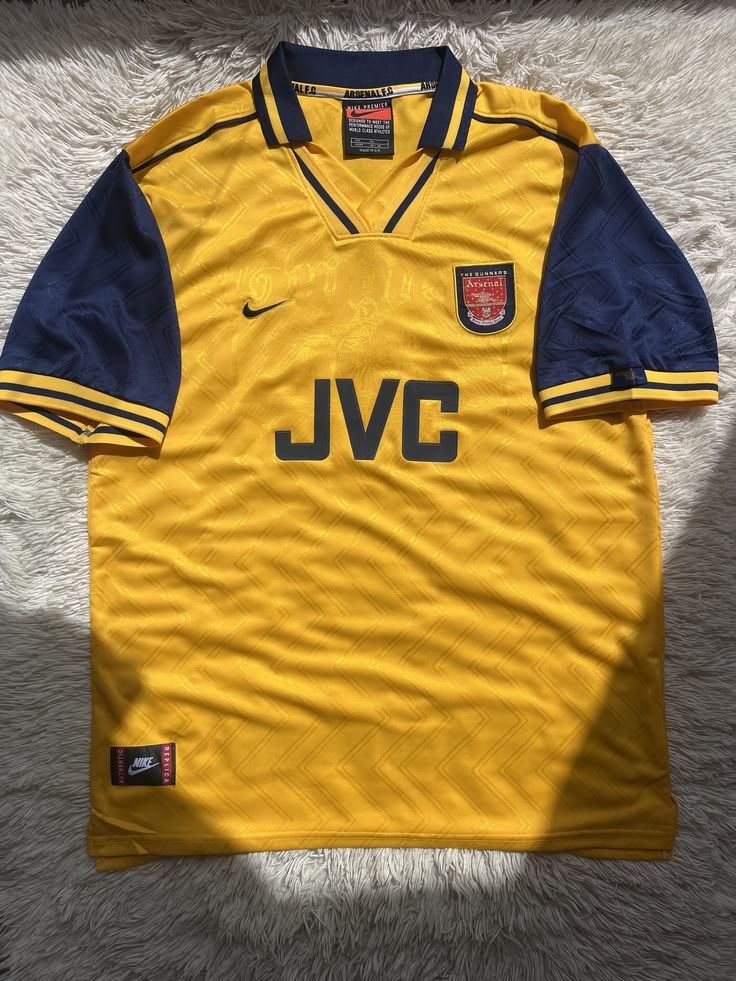 SHARP ERA Retro Jersey Season 1998-99. Kwa wale wanaopenda old school United, hii ni yenu! Retro jersey ya white. Fabric ni light na comfortable, fiti kwa kuvaa town, kwa mechi.