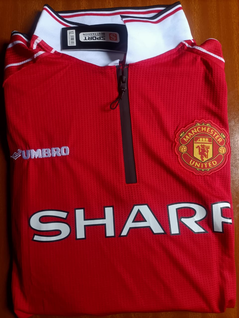 SHARP ERA Retro Jersey Season 1998-99. Kwa wale wanaopenda old school United, hii ni yenu! Retro jersey ya white. Fabric ni light na comfortable, fiti kwa kuvaa town, kwa mechi.