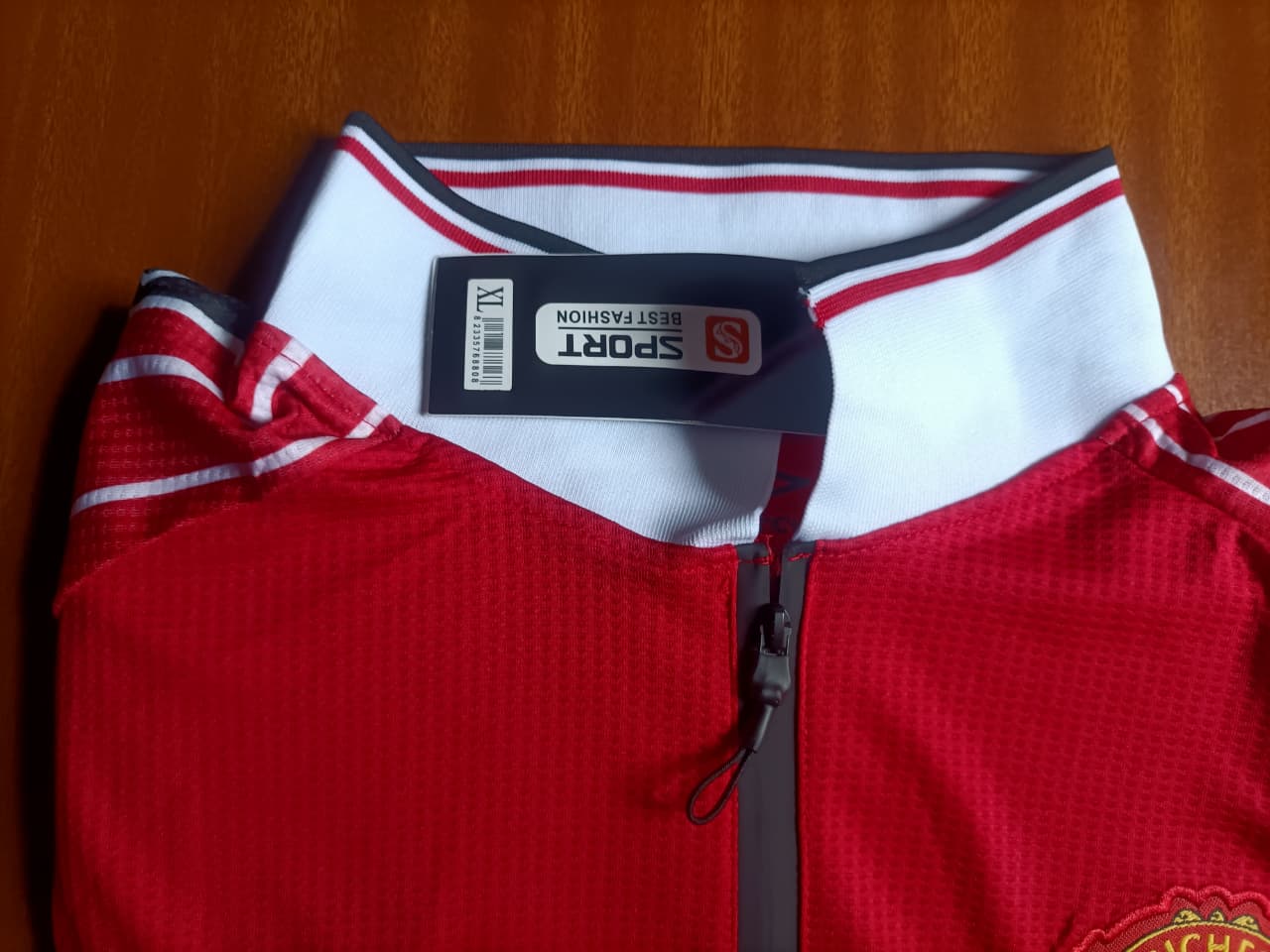SHARP ERA Retro Jersey Season 1998-99. Kwa wale wanaopenda old school United, hii ni yenu! Retro jersey ya white. Fabric ni light na comfortable, fiti kwa kuvaa town, kwa mechi.