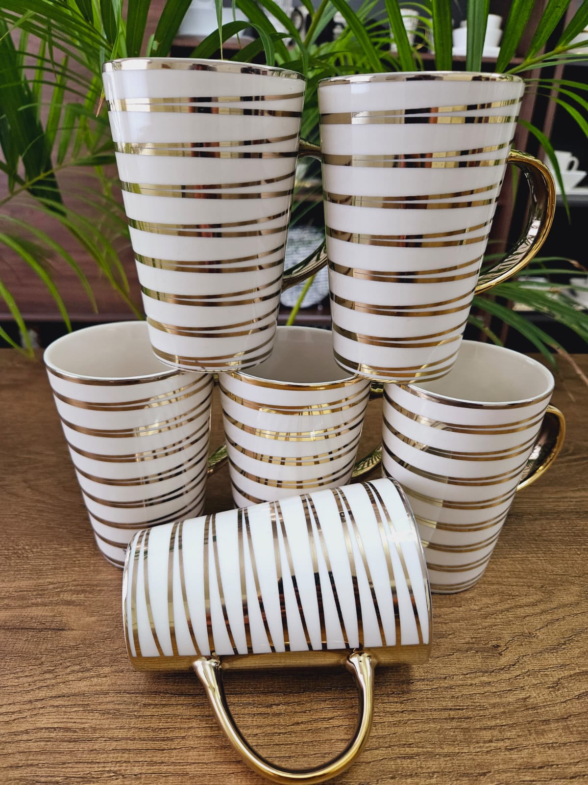 Gold Round Porcelain Mug Elegant Luxury Coffee Tea Cup Metallic Finish Durable Heat Resistant Reusable Stylish Drinkware for Home Office Kitchen Café Restaurant Gift Collection