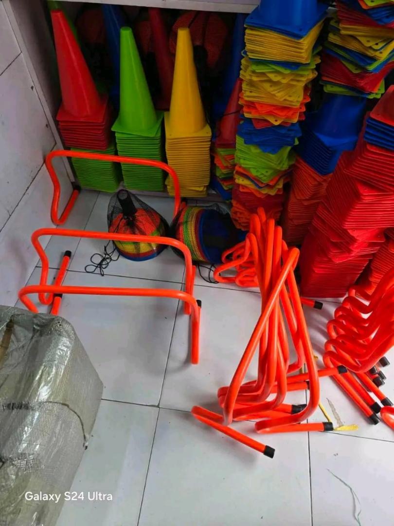 6pcs 15CM High Agility Training Hurdles Set Portable Speed Hurdles for Football Soccer Basketball Handball Netball Volleyball Athletics Fitness Jump Training Durable Plastic Sports Equipment
