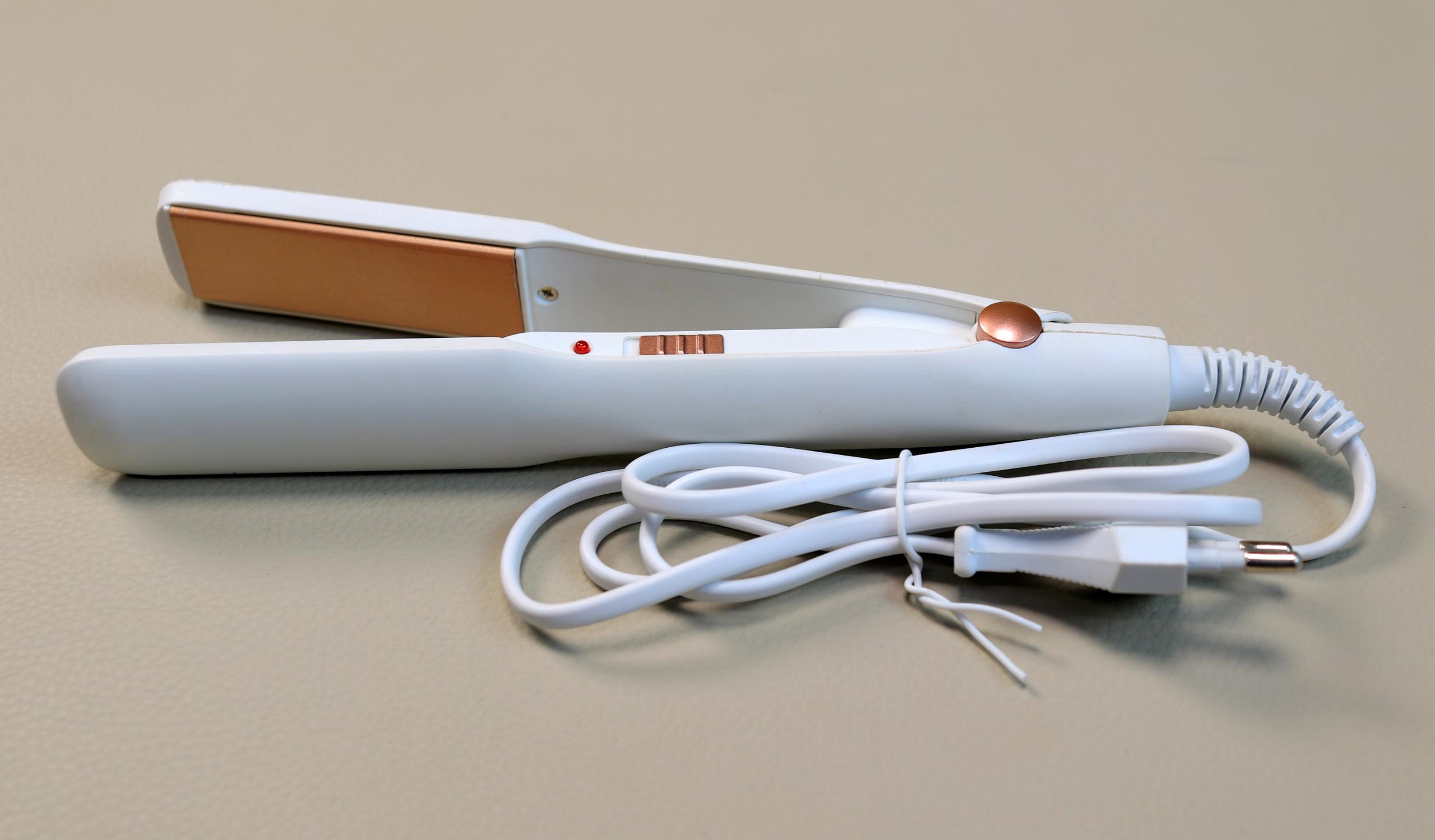 Professional Ceramic Flat Iron Hair Straightener (Model MJ-01) – Dual Voltage 100-240V, Frizz-Free Fast Heating Hair Styler