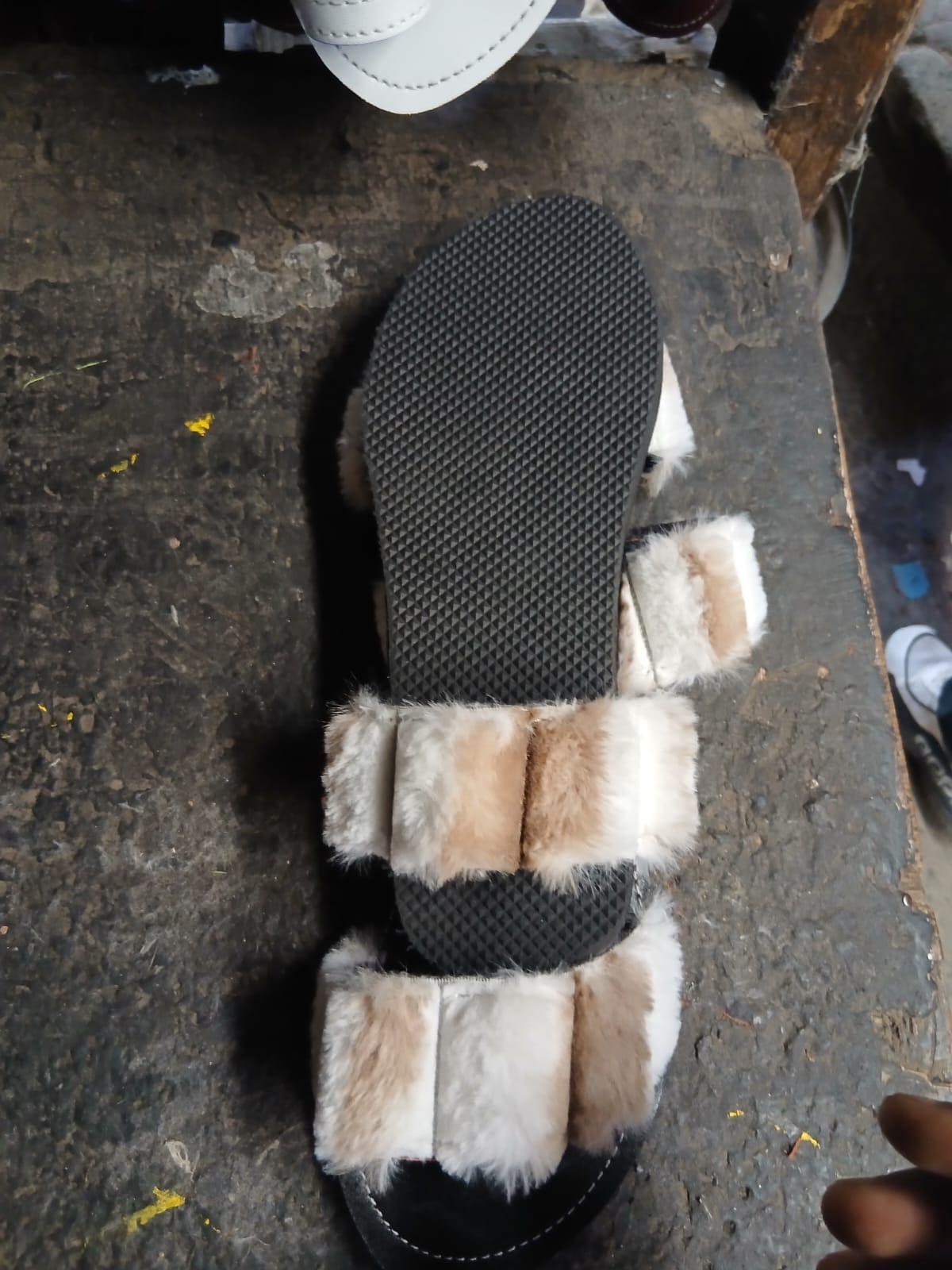 COZY CHIC! 🤍🖤 Women’s Double-Strap Fluffy Slide Sandals – Beige & White Ruched Faux-Fur Flat Casual Shoes
