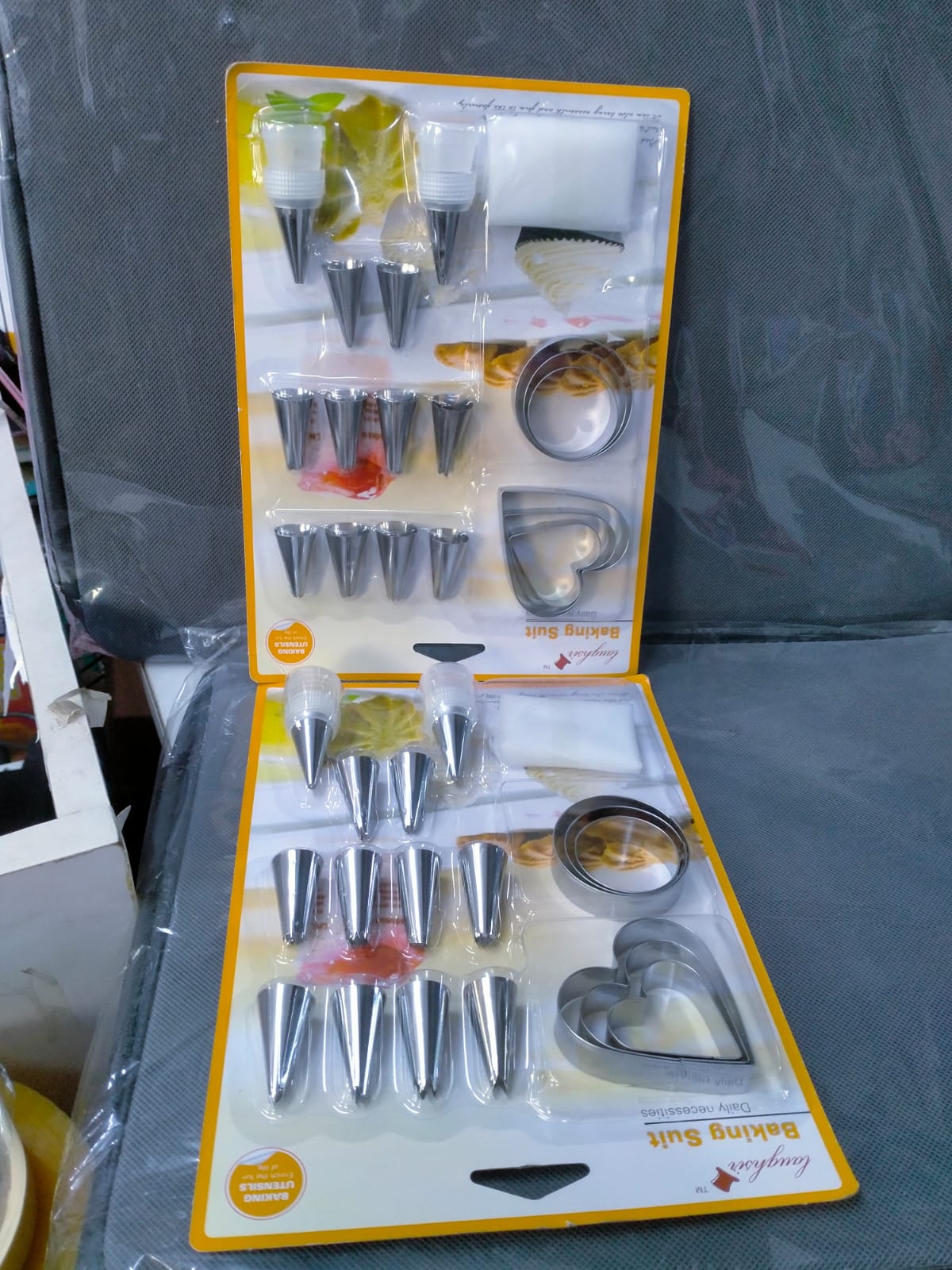 🔆🔆 BAKERS 🥳🔥 Baking suits /Cake decorating kits 
🔥cookie cutter, heart and other shapes
🔥 reusable piping bag
🔥piping nozzles for decorating
